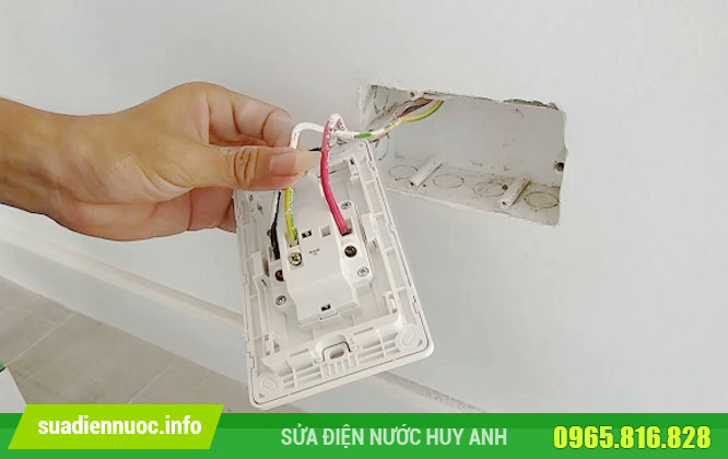 Sửa chữa ổ điện âm tường